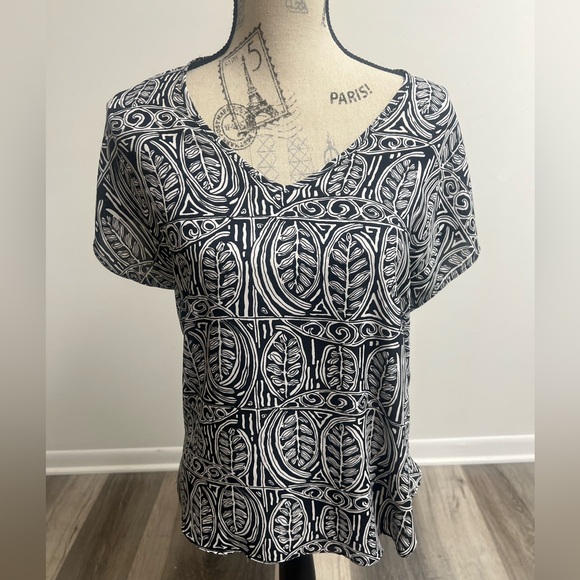LOFT Tops - Loft Black & White Patterned Blouse!